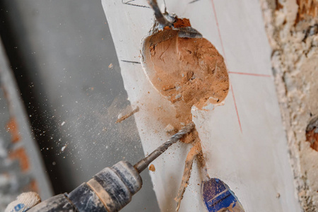 墙砖上打的孔如何修补好看呢(墙砖上打的孔如何修补好看呢图片) 墙砖上打的孔如何修补好看呢(墙砖上打的孔如何修补好看呢图片)